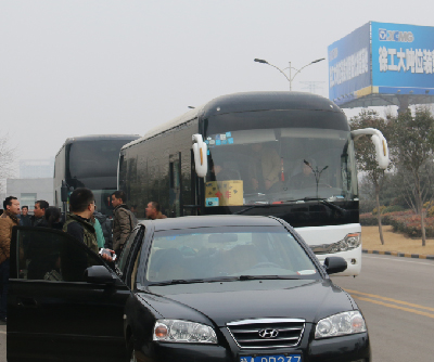 铲运客户乘坐河南路友班车到达开云足球厂家