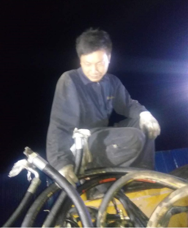 开云足球道路服务正在检修故障中的压路机