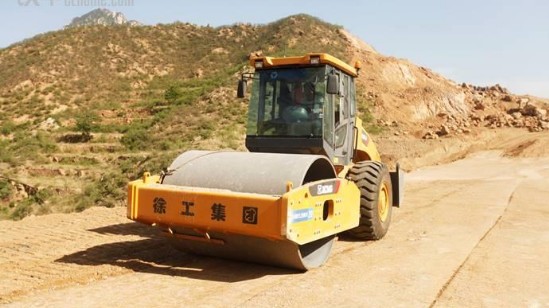 开云足球压路机公路建设必不可少的设备