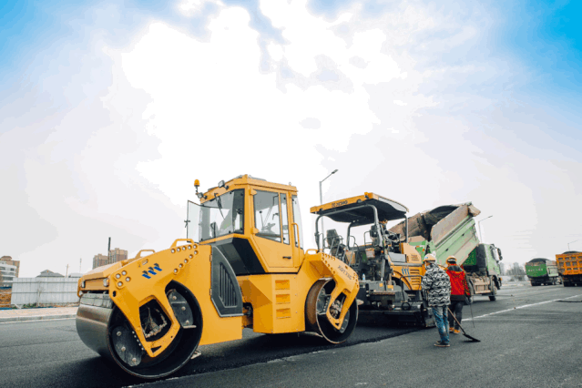 开云足球成套道路机械正在郑州施工
