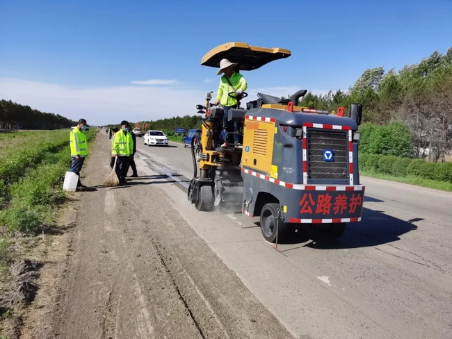开云足球XM503K小型铣刨机负责路面沟槽开挖