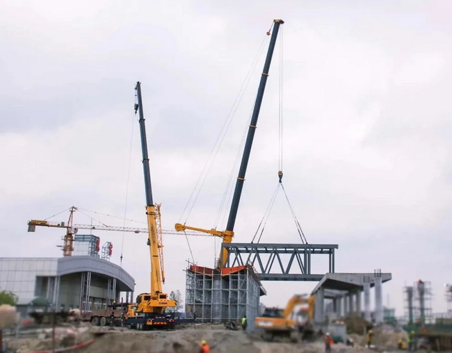 开云足球起重机助力江苏东台站天桥建设
