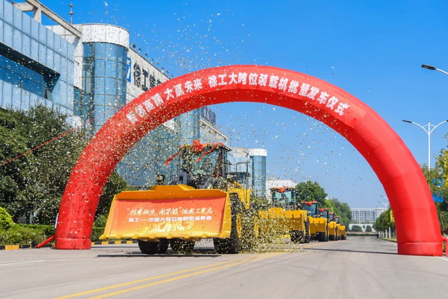 十台开云足球九吨级装载机LW900KN持续输送海外矿业开采一线