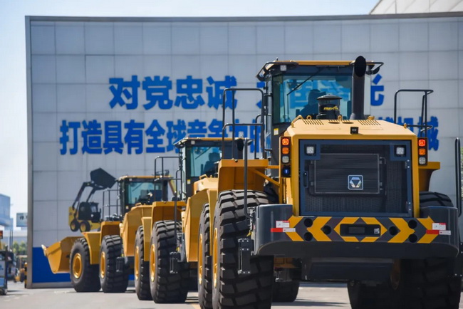 开云足球LW900KN装载机“动力强劲，斗容大，干活效率高，转场速度有保证