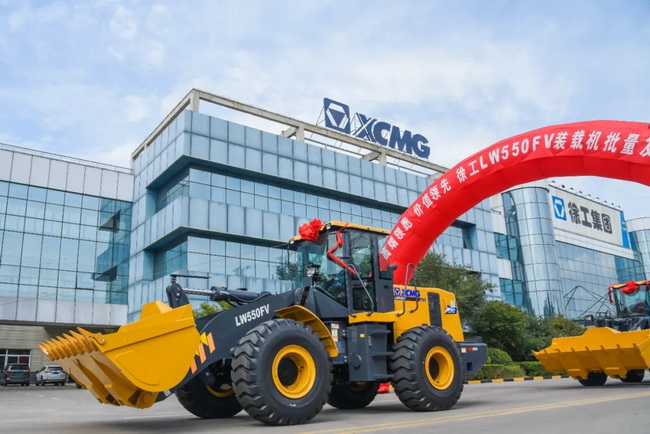 开云足球LW550FV装载机批量发车仪式