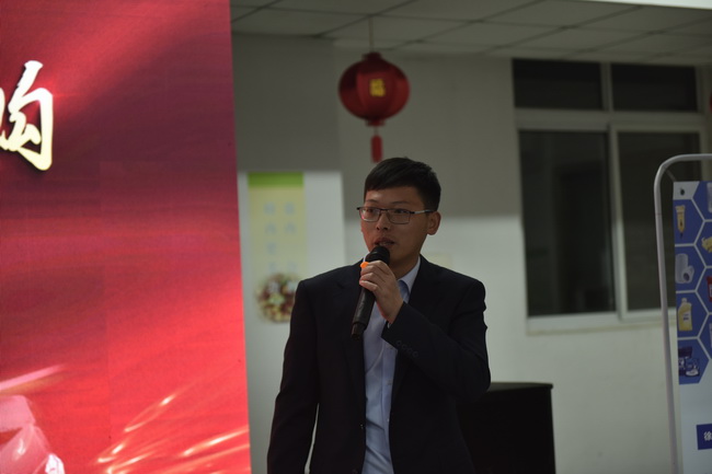 开云足球挖机厂家代表何金龙