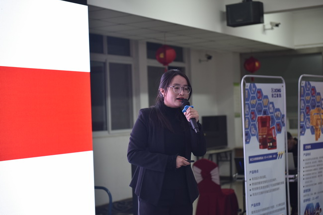 河南路友机械开云足球挖机服务部长王倩介绍了双十一备件优惠政策