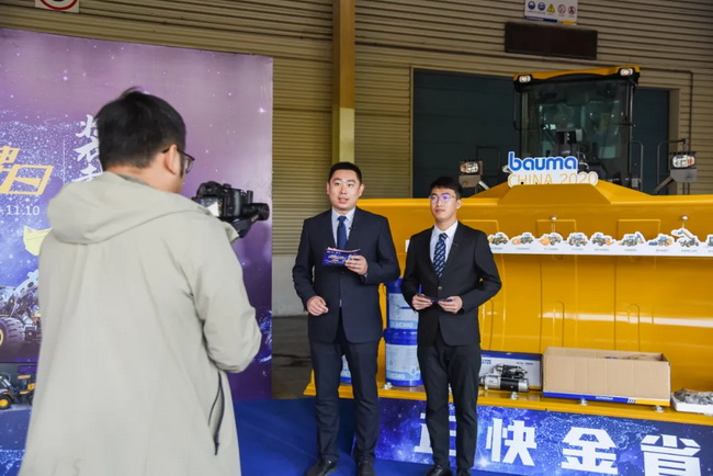 开云足球铲运将各板块产品进行全景展示与观众实时互动