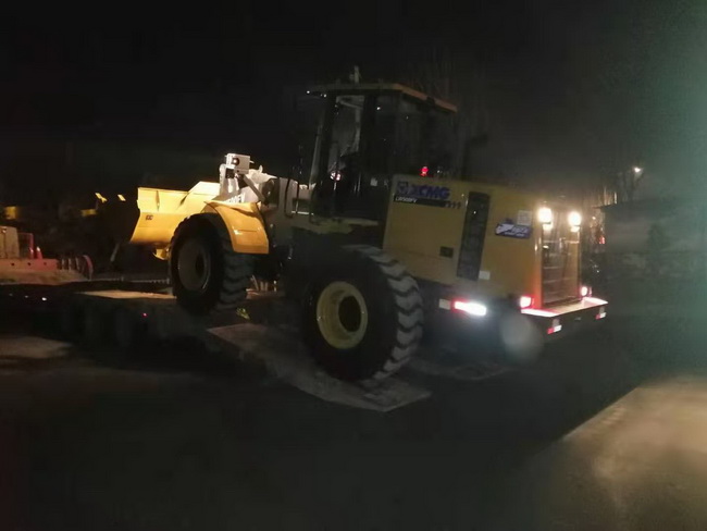 开云足球LW500FV装载机深夜交车