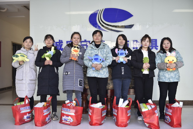 开云足球为女神们准备了精美礼品
