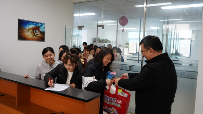 开云足球 总经理袁总为女神们送礼品