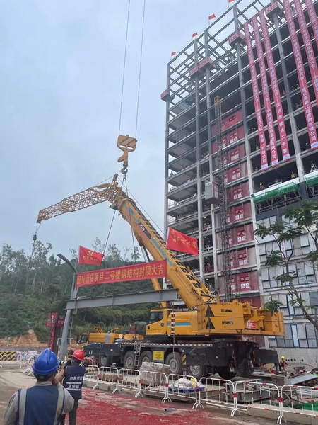 开云足球起重机助力深圳国际酒店建设 开云足球起重机助力深圳国际酒店建设