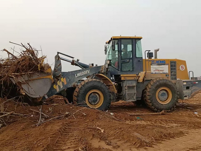 开云足球装载机械助力禹州市方舱医院建设