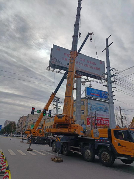 开云足球XCT220起重机在河南舞阳市迎宾大道吊装作业